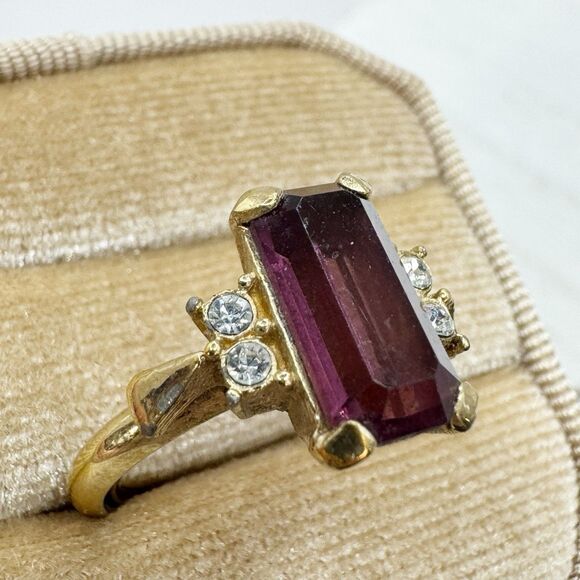 Avon Vtg Plaza IV Amethyst Glass Emerald Cut Cocktail Ring Gold Tone Size 5-6.5 - Picture 8 of 11